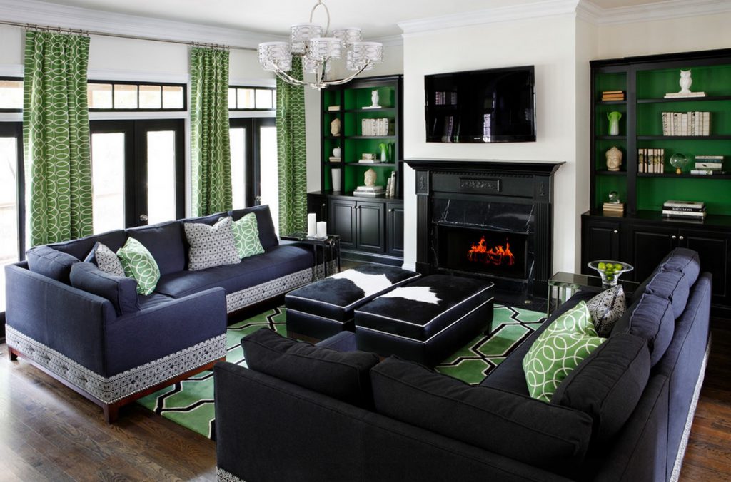 En kontrastfuld kombination af grønt og sort i stuen