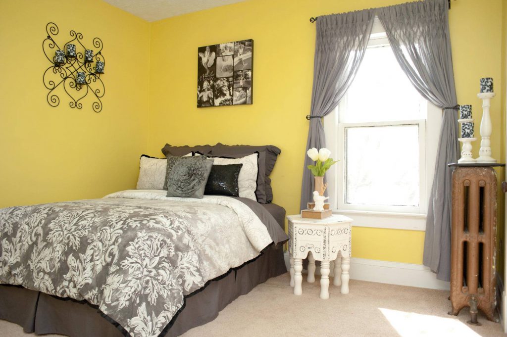 Dzeltenas sienas guļamistaba