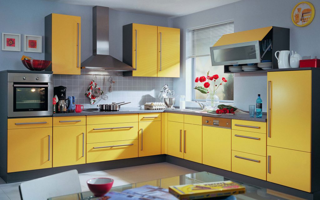 Melns un dzeltens virtuves komplekts