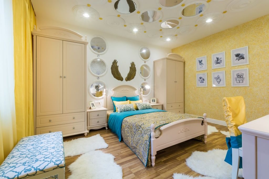 Papel tapiz líquido amarillo con interior de dormitorio