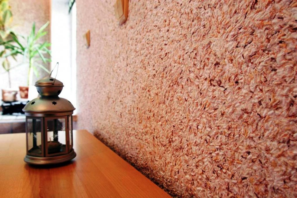 Koralová tekutá tapeta v interiéri miestnosti