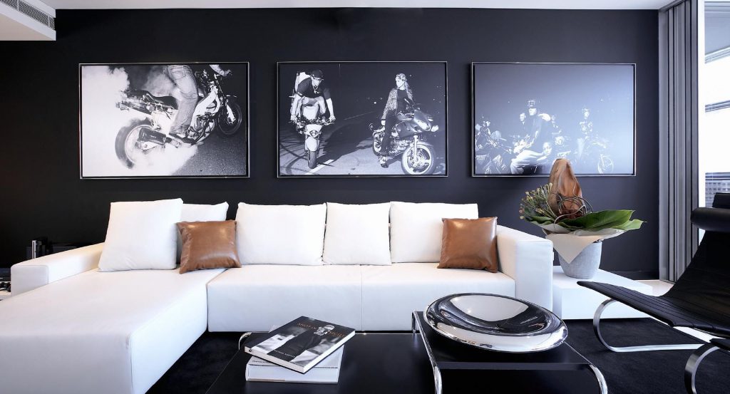 Salongbord i stuen laget av svart plast og metall