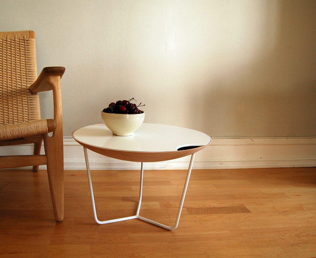 Okrągły stolik kawowy wykonany z tworzywa sztucznego i drewna