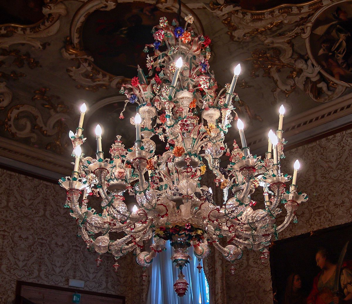 Baroque chandelier sa interior