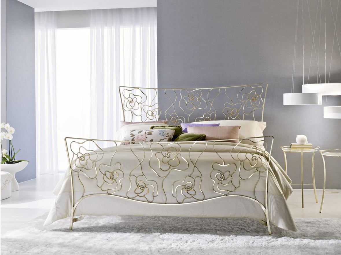 Χρυσό κρεβάτι από σφυρήλατο σίδηρο με λουλούδια