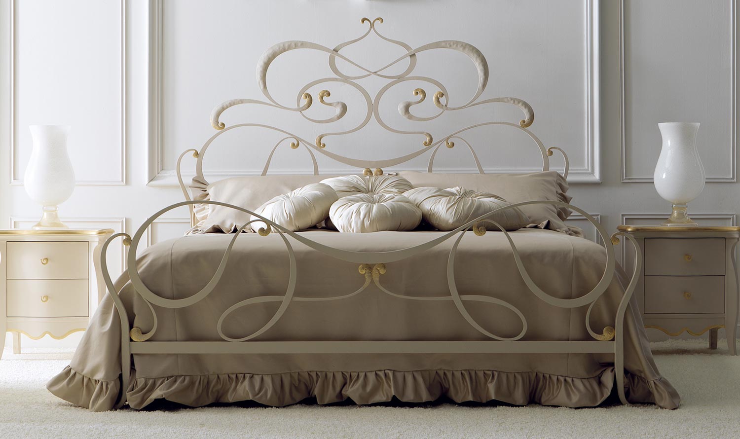 Λευκό και χρυσό κρεβάτι από σφυρήλατο σίδερο με σγουρά στοιχεία