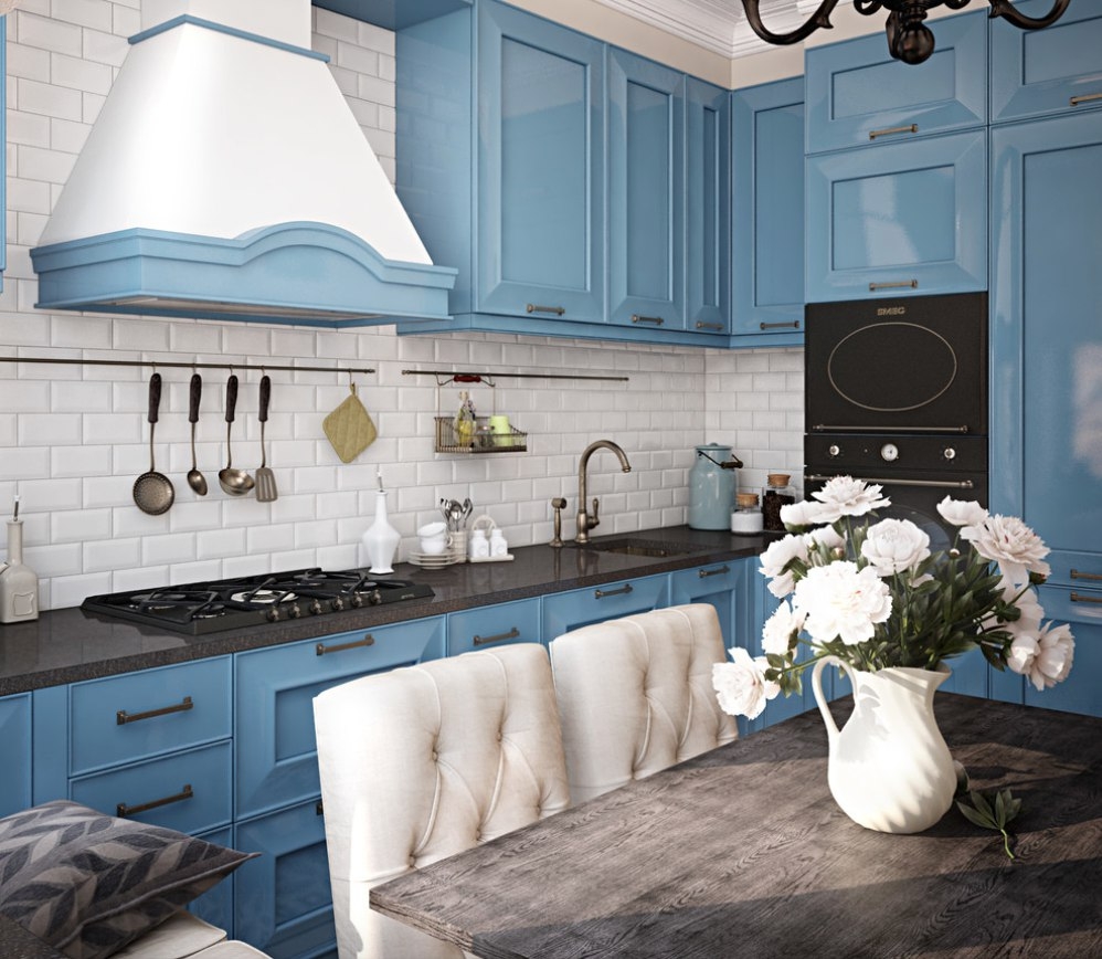 Όμορφα σιωπηλά μπλε και άσπρα χρώματα σε εσωτερικό χώρο της κουζίνας της Προβηγκίας