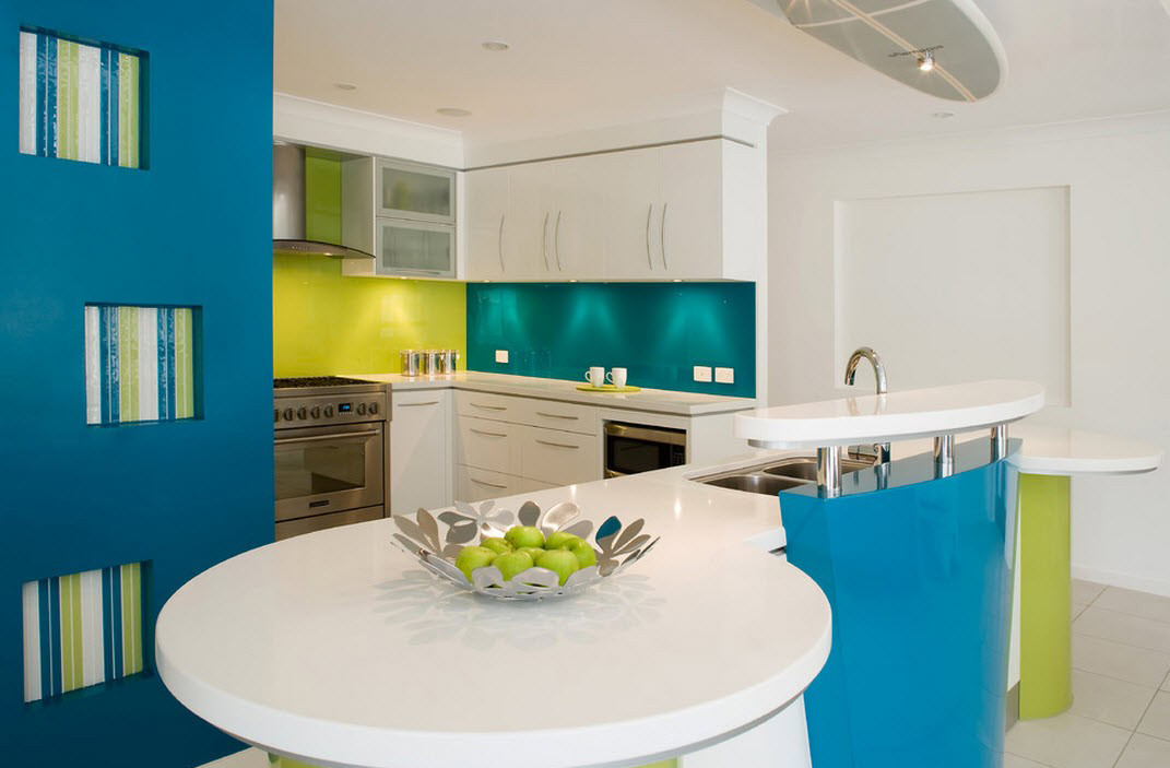 Μπλε, πράσινο και λευκό χρώμα στο εσωτερικό της κουζίνας