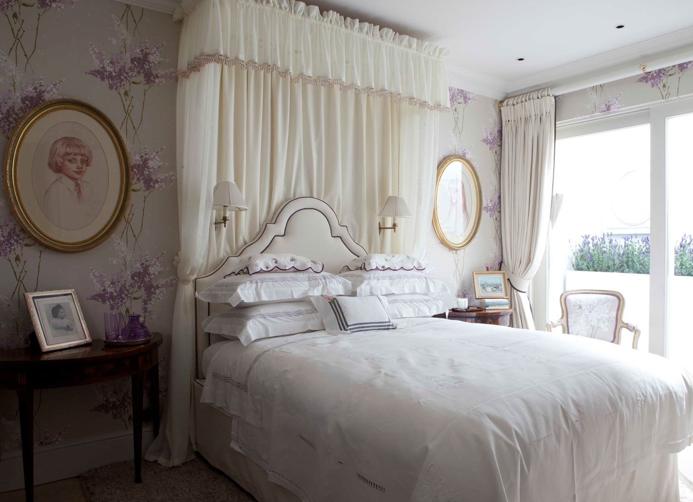 Όμορφη κρεβατοκάμαρα provence με floral ταπετσαρία