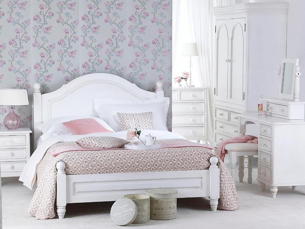 Υπνοδωμάτιο με λεπτή floral μοτίβα στο στυλ της shabby κομψό