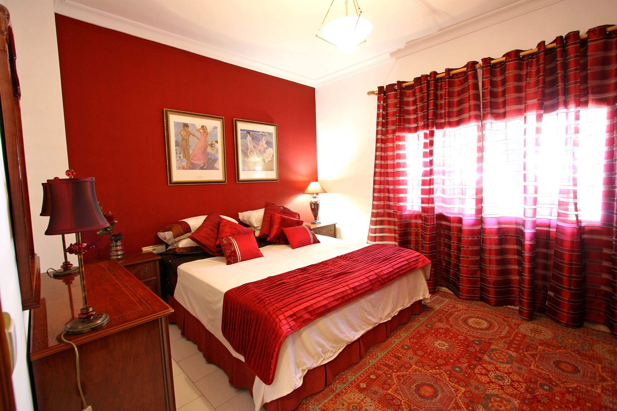 Λευκή και κόκκινη κρεβατοκάμαρα με χαλί