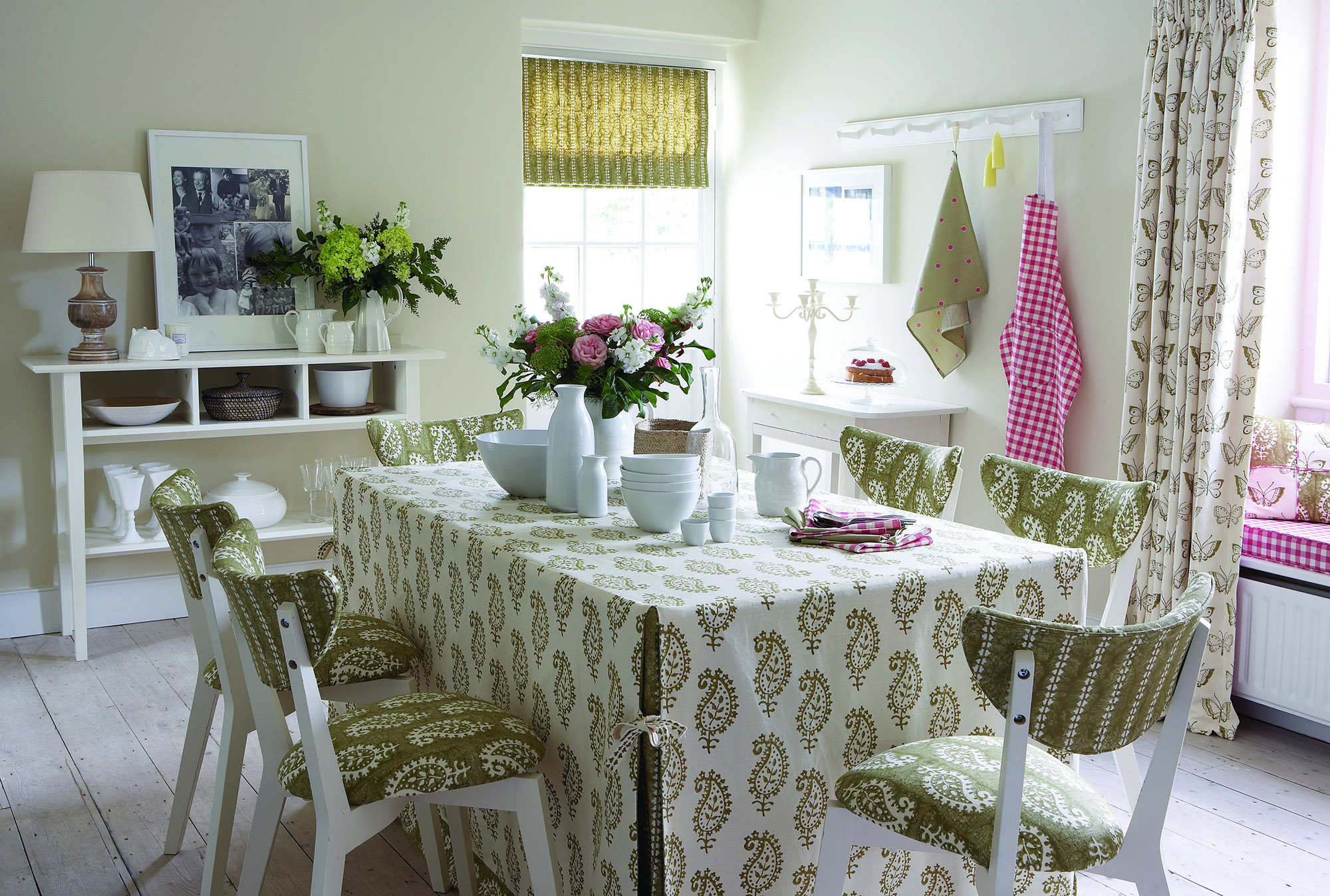 Λευκές-πράσινες όμορφες καρέκλες στη φωτεινή κουζίνα