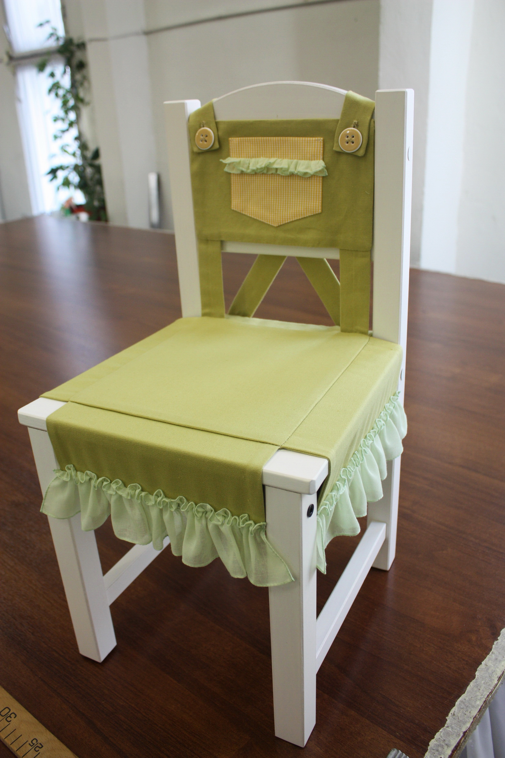 Πράσινη κάλυψη σε παιδική καρέκλα