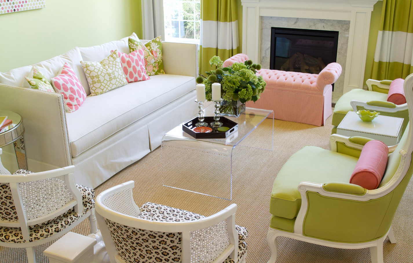 Ροζ, ανοιχτό πράσινο, λευκό και μπεζ χρώμα στο σαλόνι