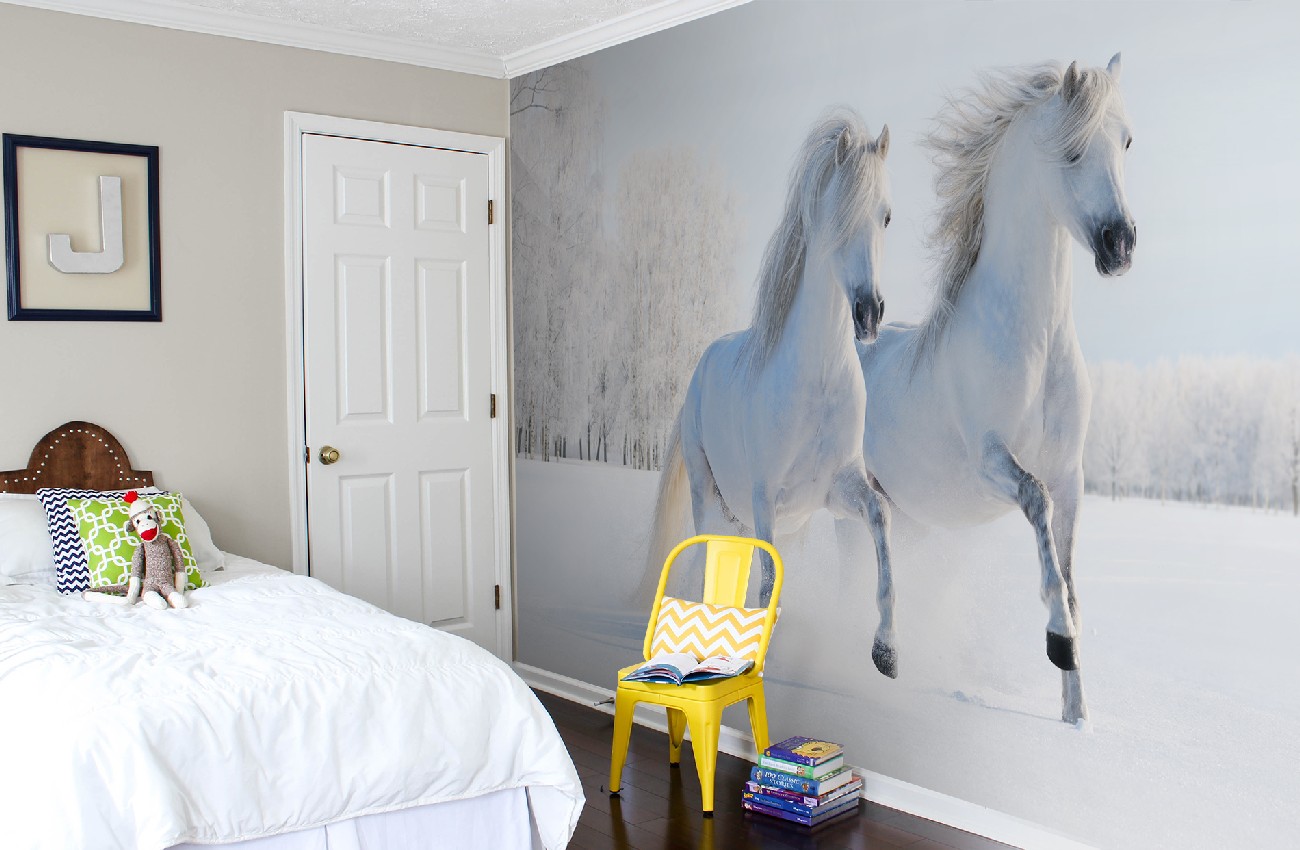 Τοίχος τοιχογραφία με λευκά άλογα στο υπνοδωμάτιο