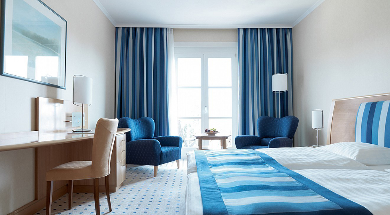 Μπλε-μπλε πινελιές σε ένα φωτεινό υπνοδωμάτιο