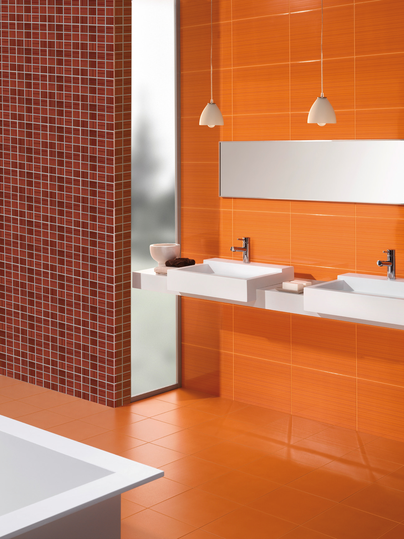 Πορτοκαλί, καφέ και λευκά χρώματα στο μπάνιο