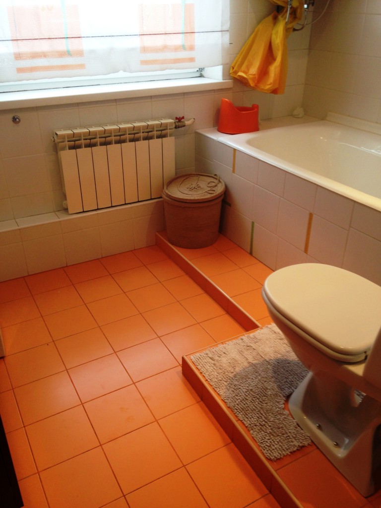 Όροφος μπάνιου πορτοκαλί