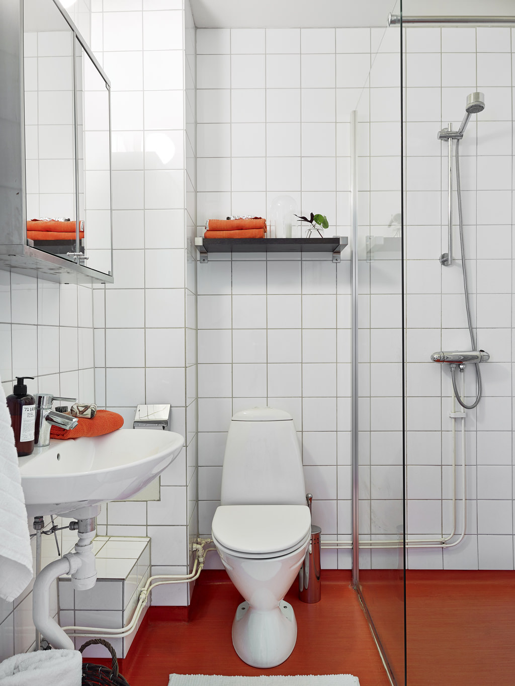 Αξεσουάρ πορτοκαλί και λευκό πάτωμα μπάνιου