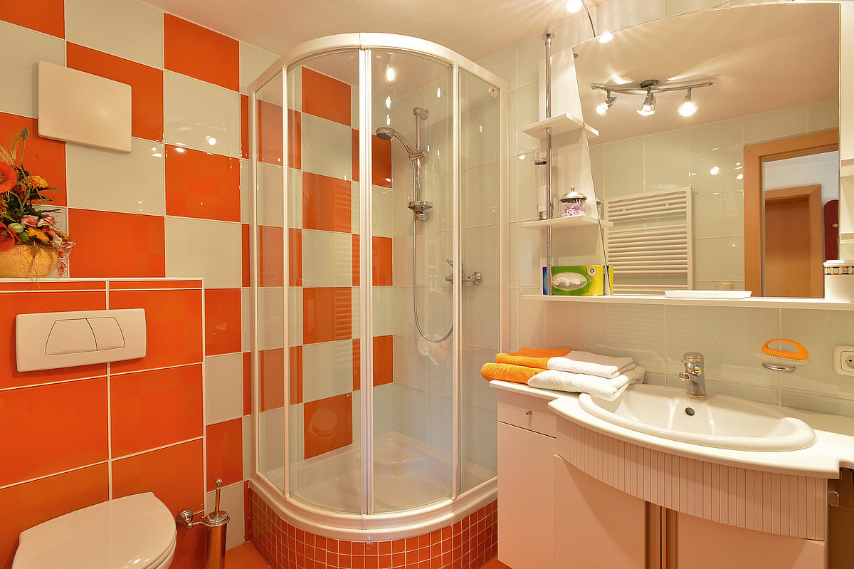 Λευκά υδραυλικά σε μια πορτοκαλί μπανιέρα