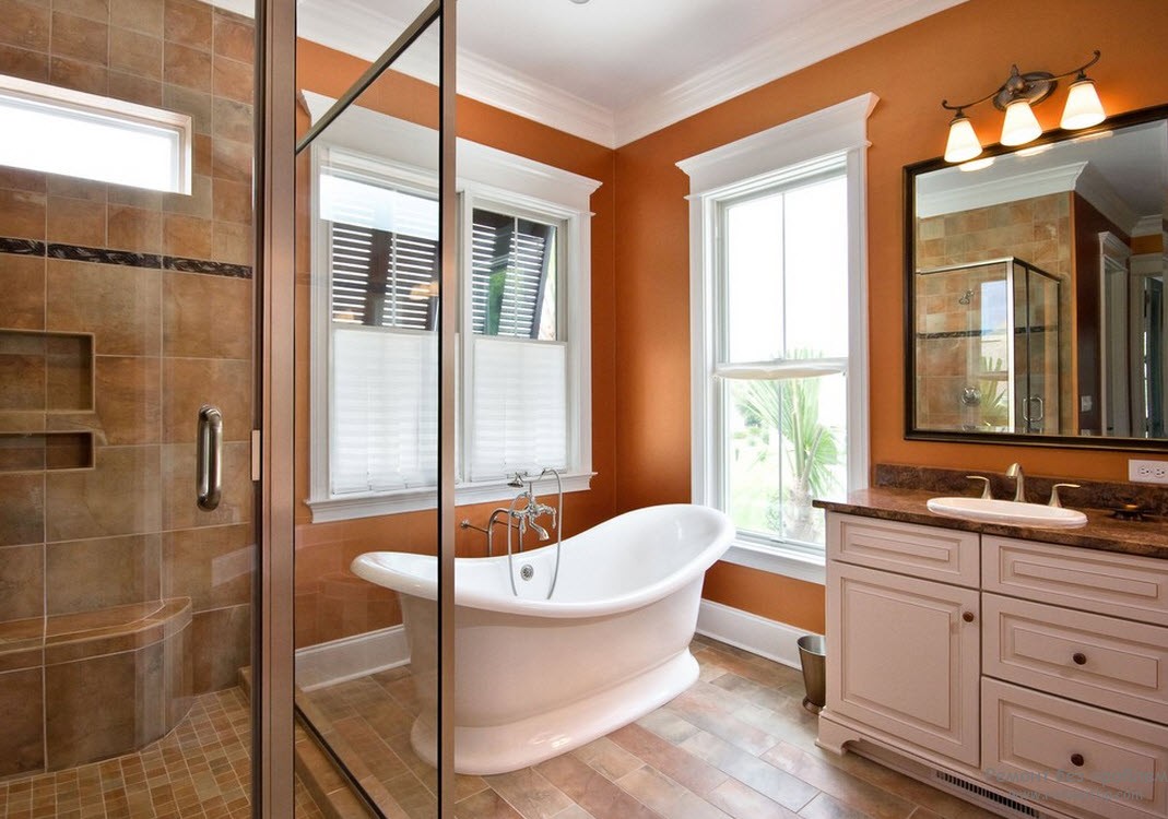 Μωβ πορτοκαλί τοίχους στο μπάνιο