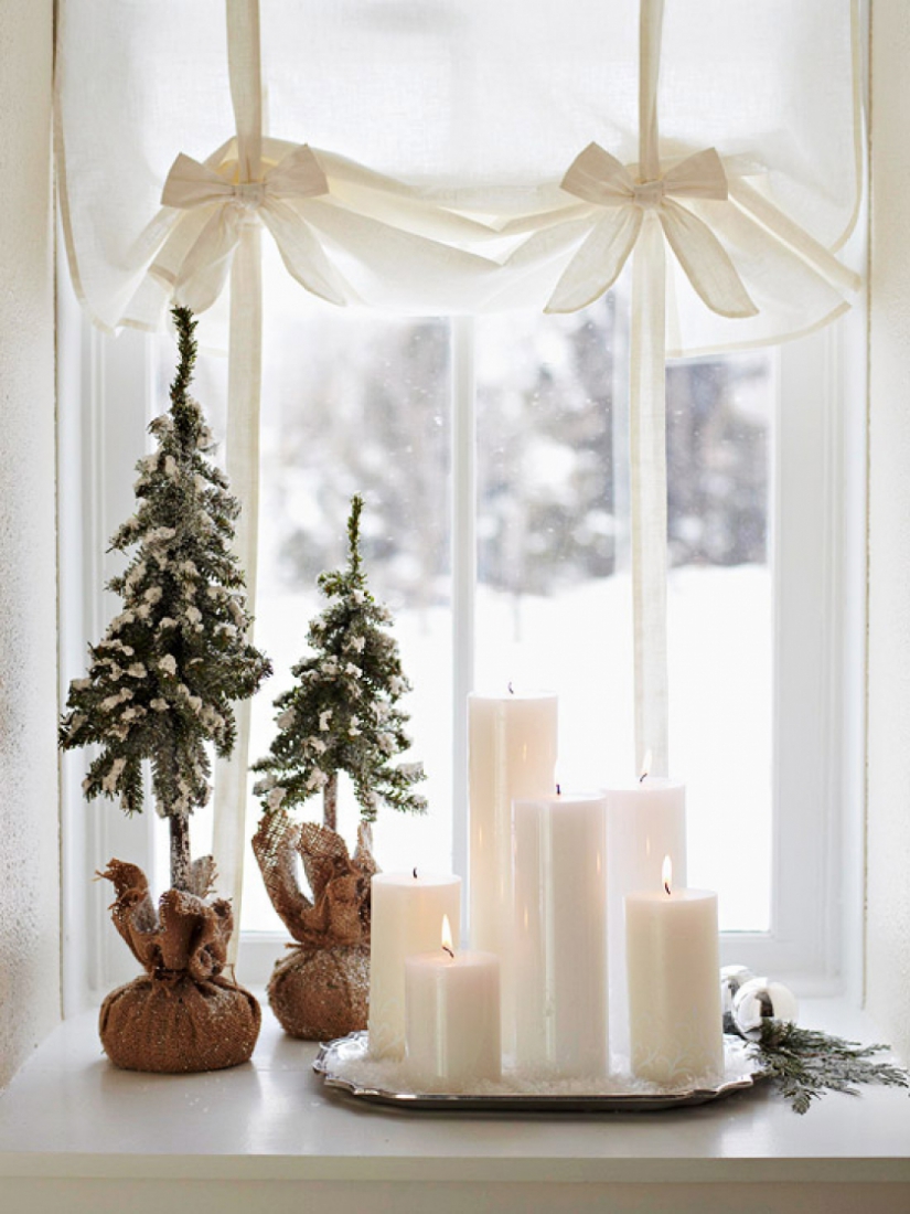 Διακόσμηση παραθύρων με κεριά και χριστουγεννιάτικα δέντρα