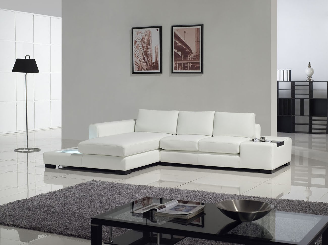 Λευκός καναπές με οθωμανική στο καθιστικό