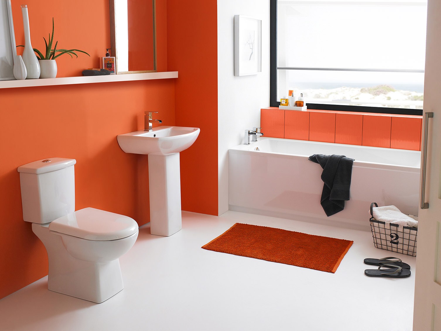 Πορτοκαλί χρώμα σε σχέδιο τοίχου μπάνιου