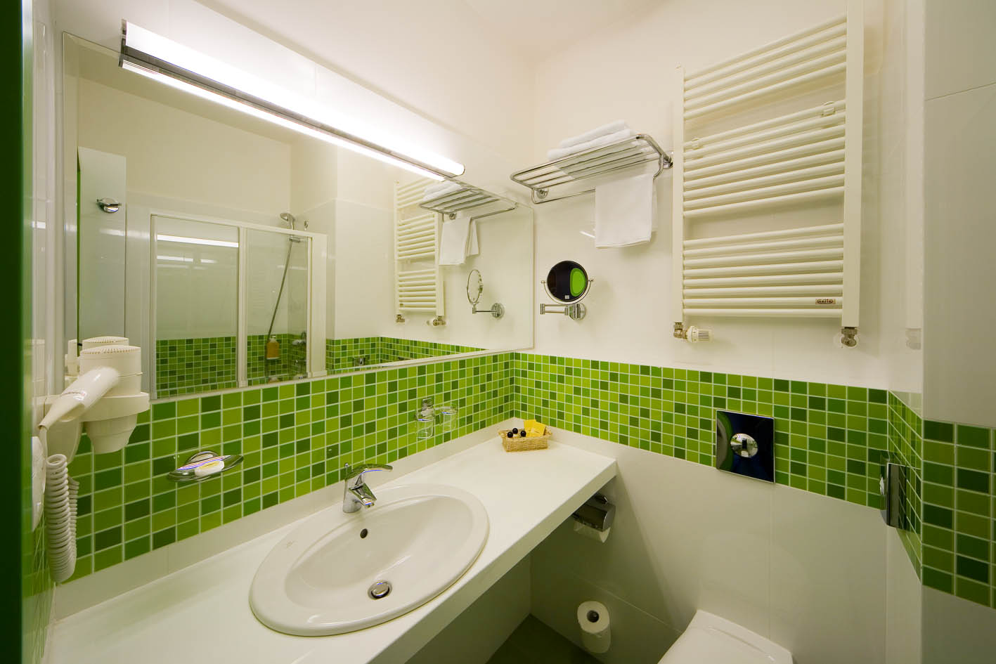Όμορφο ανοιχτό πράσινο μωσαϊκό στο σχεδιασμό του μπάνιου