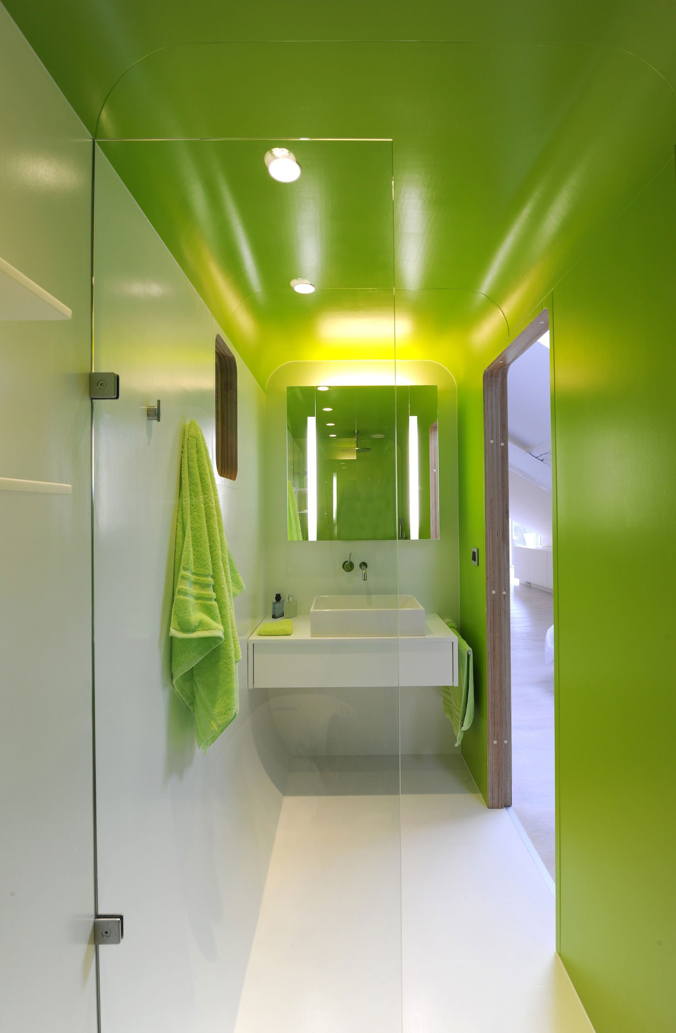 Ασβέστη πράσινο τοίχο και οροφή σε ένα μοντέρνο μπάνιο