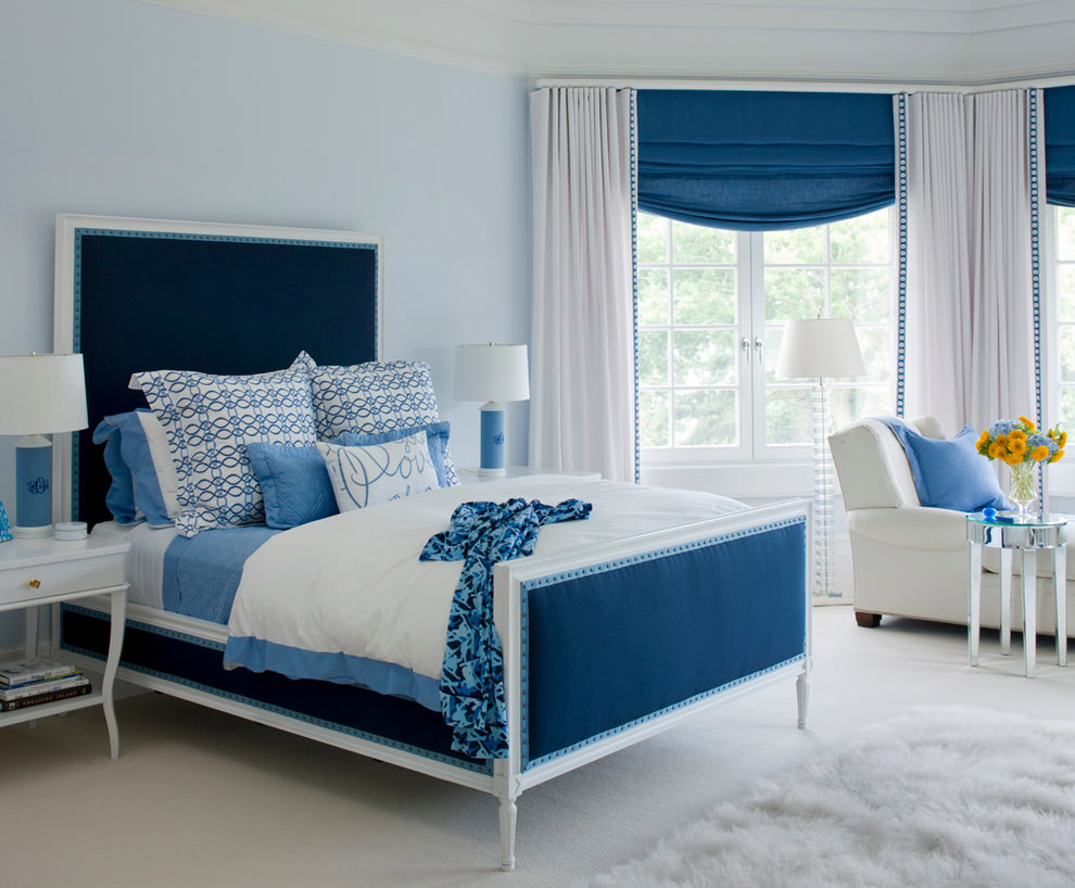 Μπλε και άσπρο κρεβάτι στο υπνοδωμάτιο