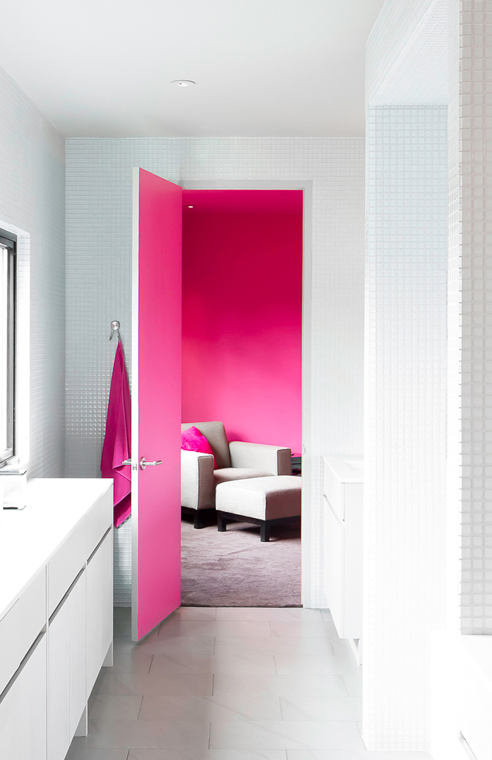 Λευκή και ροζ ζωγραφισμένη εσωτερική πόρτα