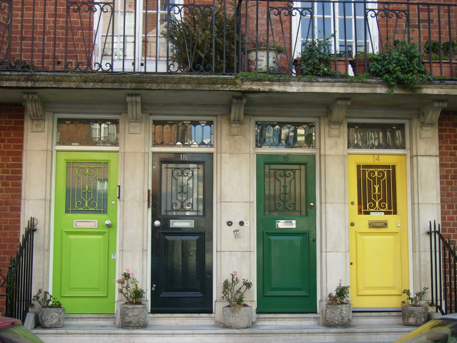 Βαμμένες πολύχρωμες πόρτες εισόδου