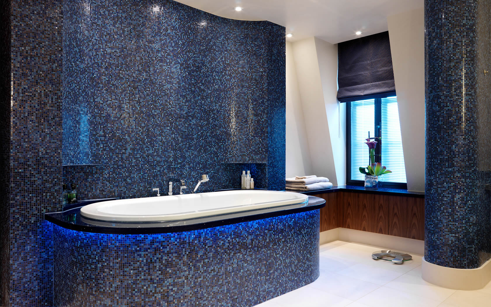 Διακόσμηση του μπάνιου με μπλε μωσαϊκό