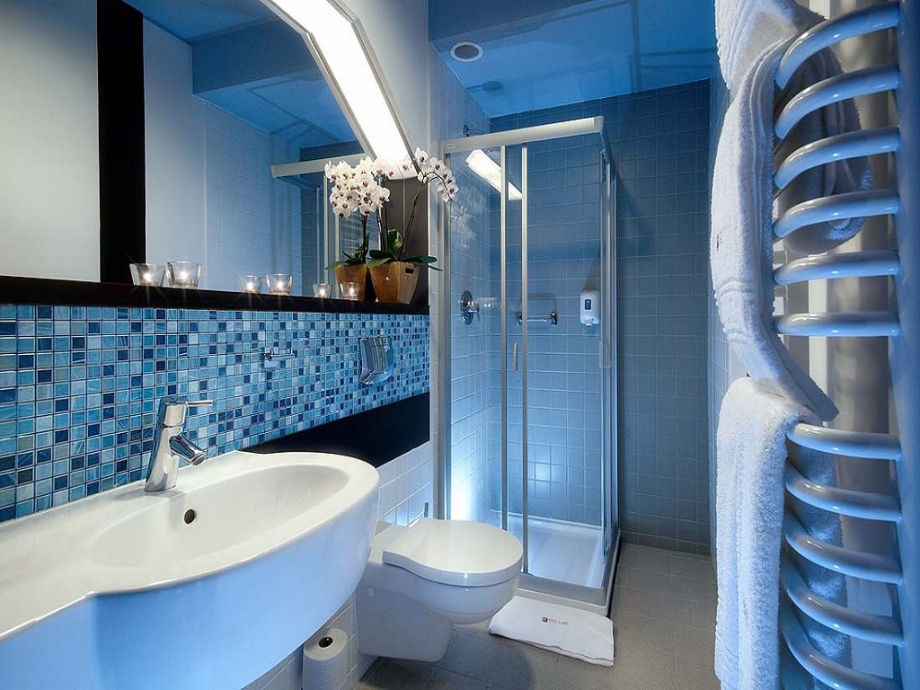 Όμορφο μπλε μωσαϊκό στη διακόσμηση του μπάνιου