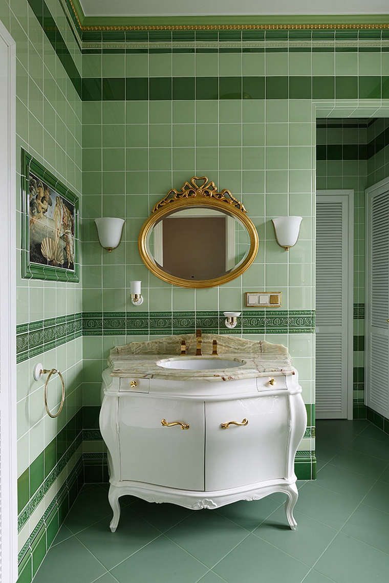 Πλακάκια με διαφορετικές αποχρώσεις του πράσινου στο μπάνιο