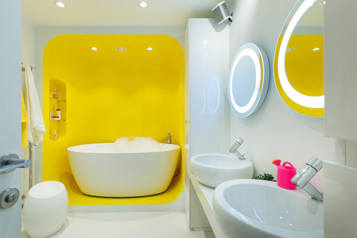 Λευκό και κίτρινο hi-tech μπάνιο