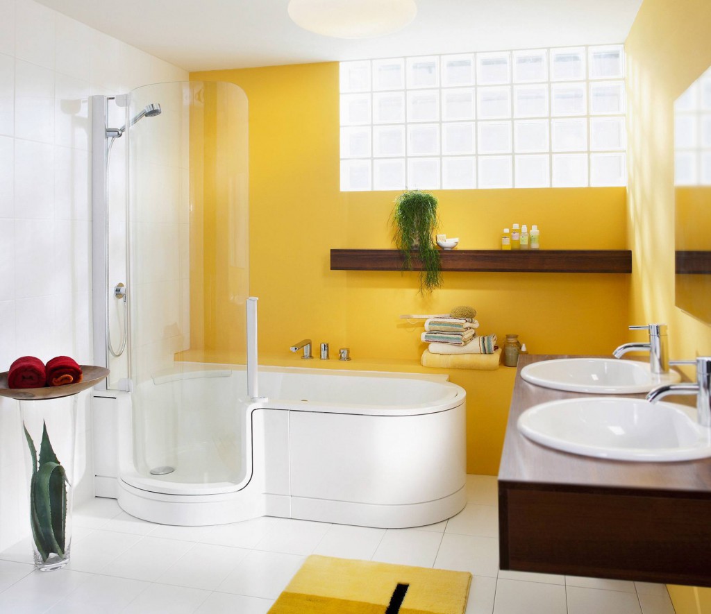 Καλό μπάνιο με κίτρινους τοίχους και χαλί