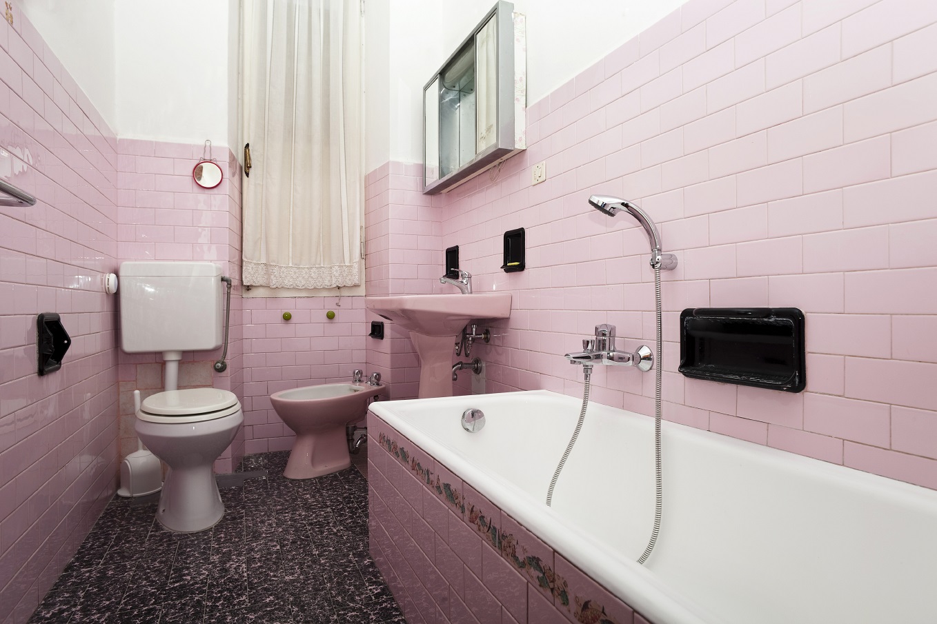 Ροζ κεραμίδι στο μπάνιο
