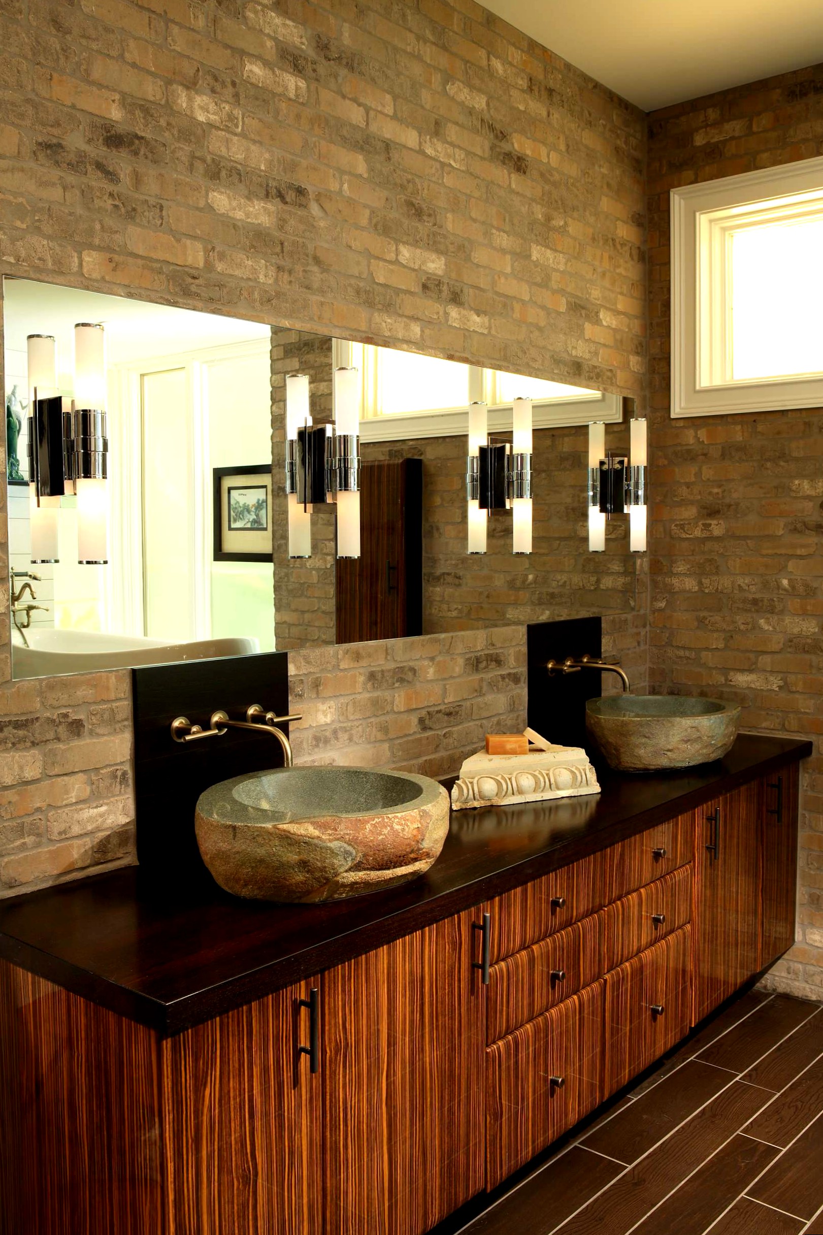 Καφέ μπάνιο με τοίχους από τούβλα