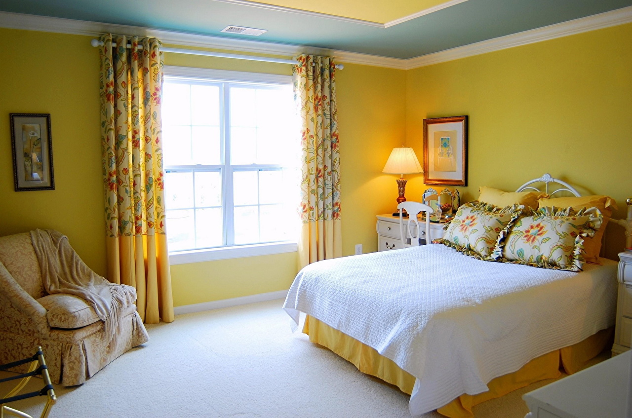 Κρεβάτι κρεβατιού στο κίτρινο παράθυρο υπνοδωματίου