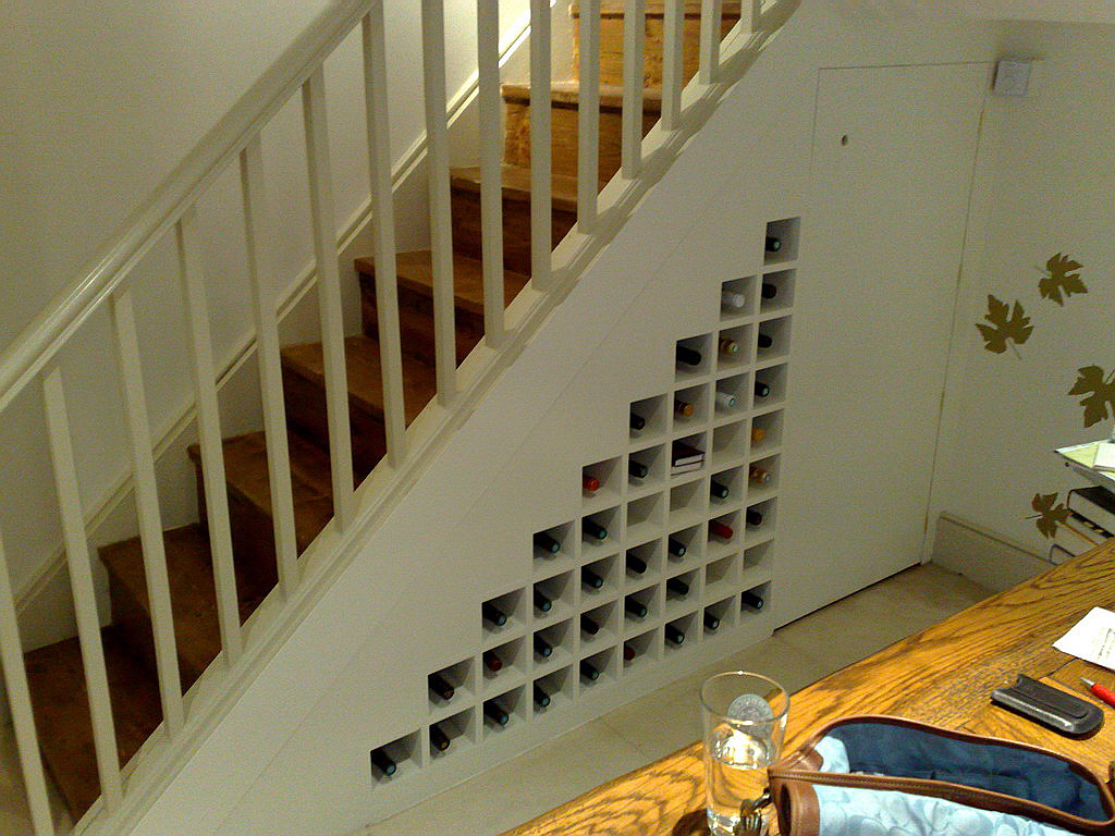 Ντουλάπι κρασιού κάτω από τις σκάλες