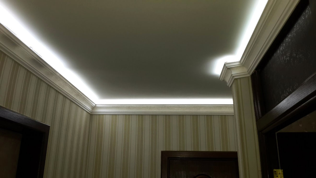 LED φώτα οροφής στο διάδρομο