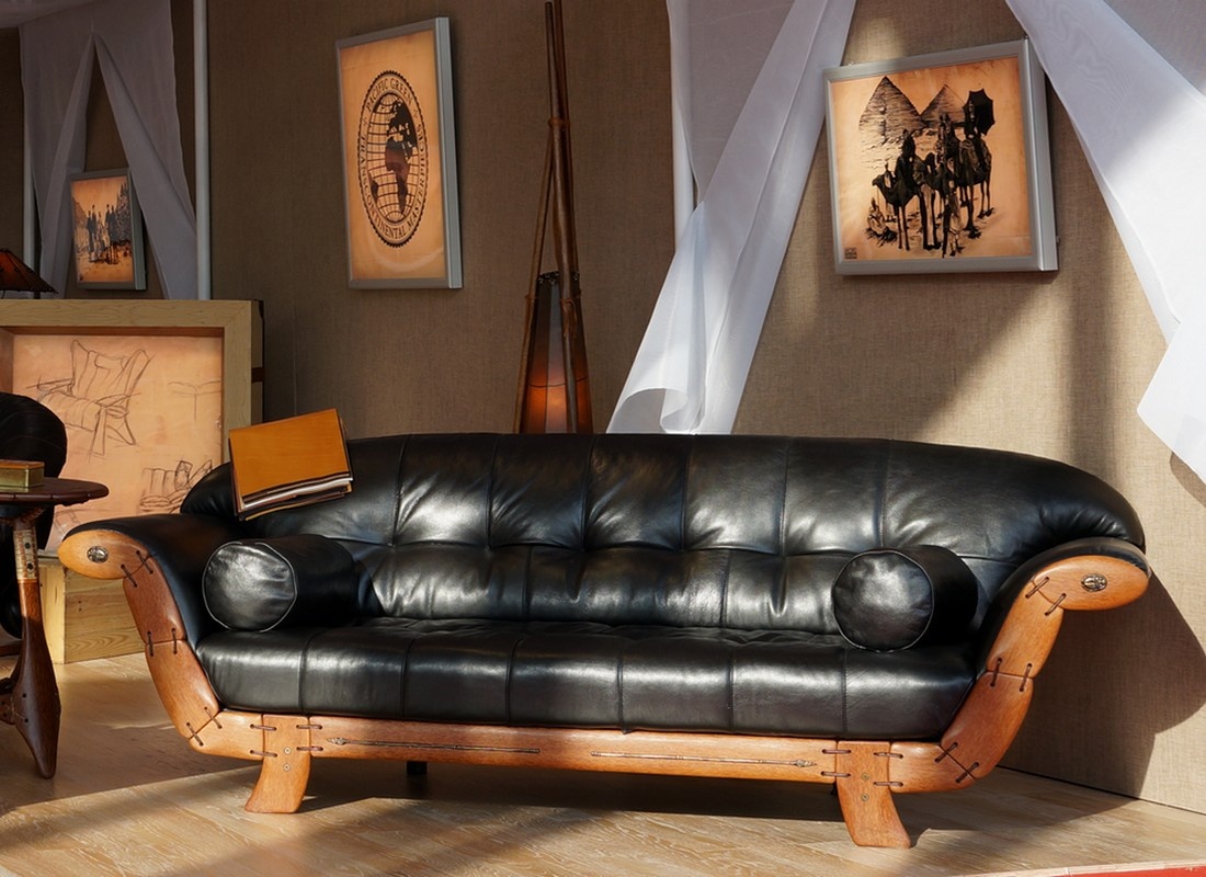 Μαύρος καναπές σε ξύλινο πλαίσιο