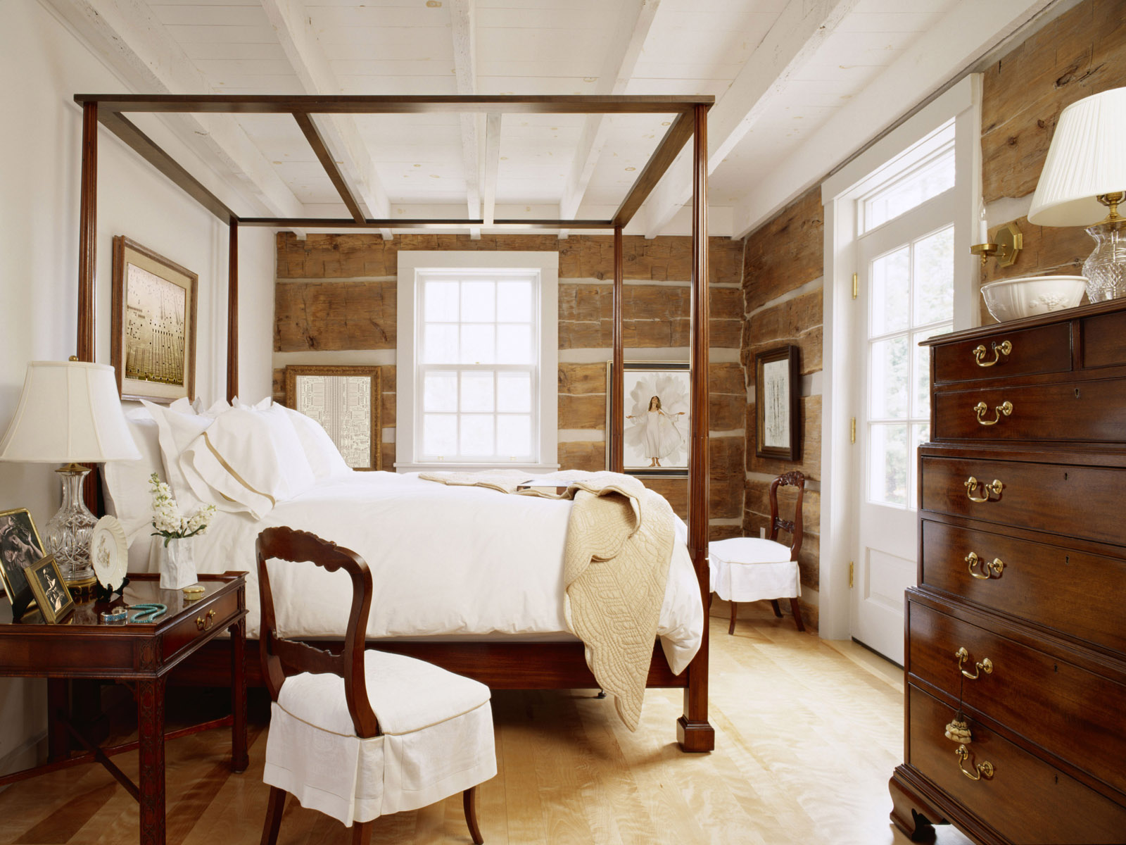 Cozy υπνοδωμάτιο με ξύλινα έπιπλα
