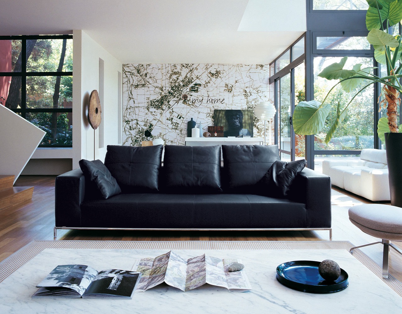 Μαύρος καναπές στο εσωτερικό του σπιτιού
