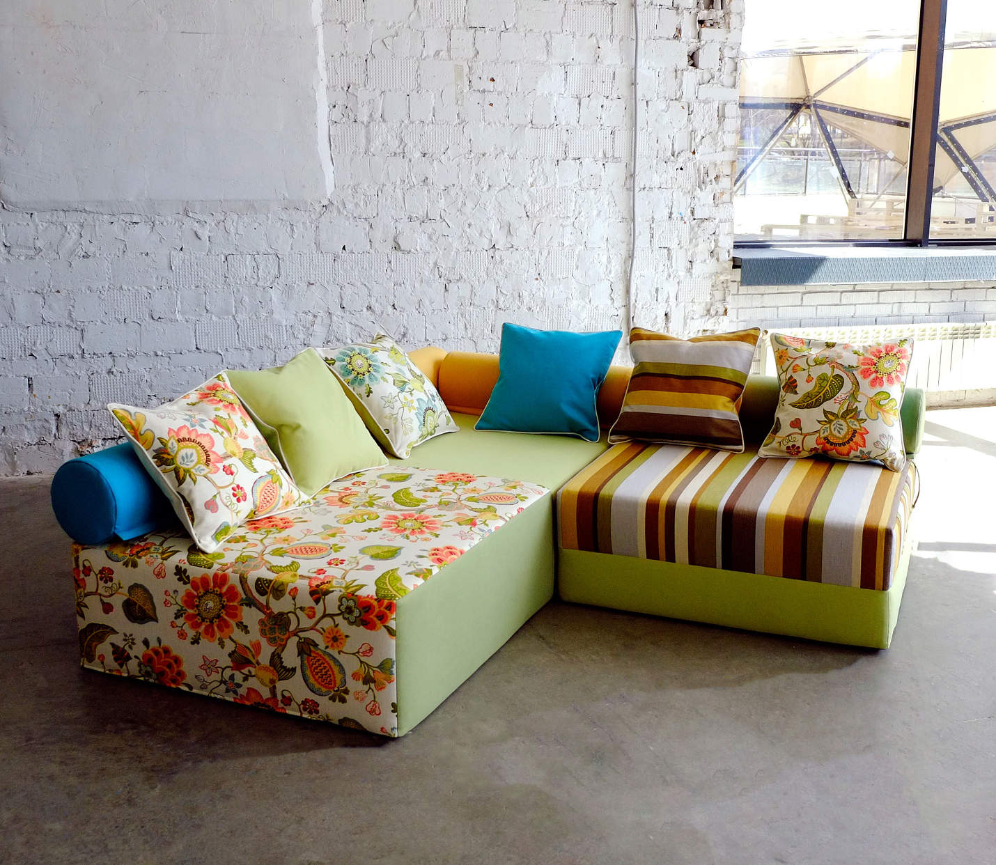 Πολύχρωμος καναπές χωρίς πλαίσιο