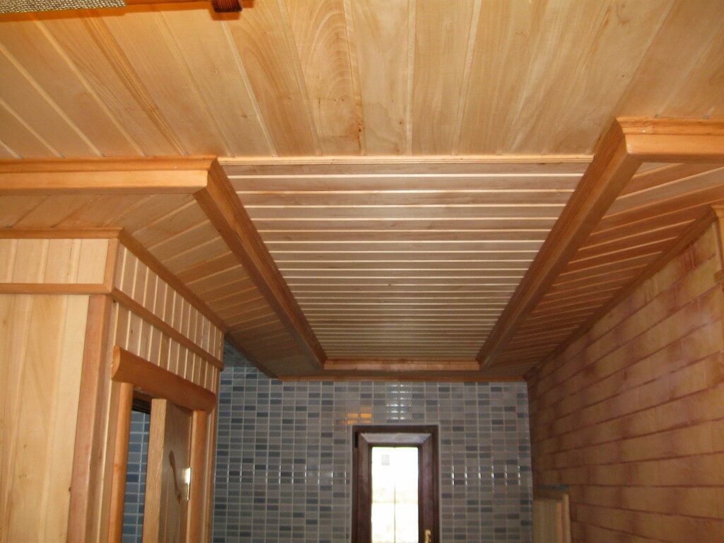 Επένδυση της οροφής στο clapboard εξοχικό σπίτι