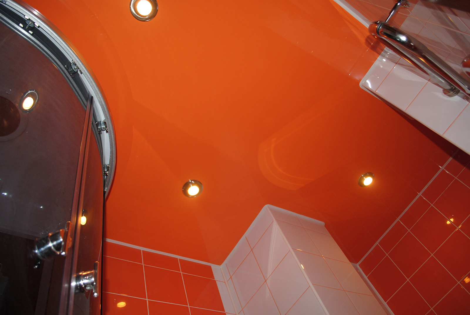 Πορτοκαλί οροφή στο μπάνιο