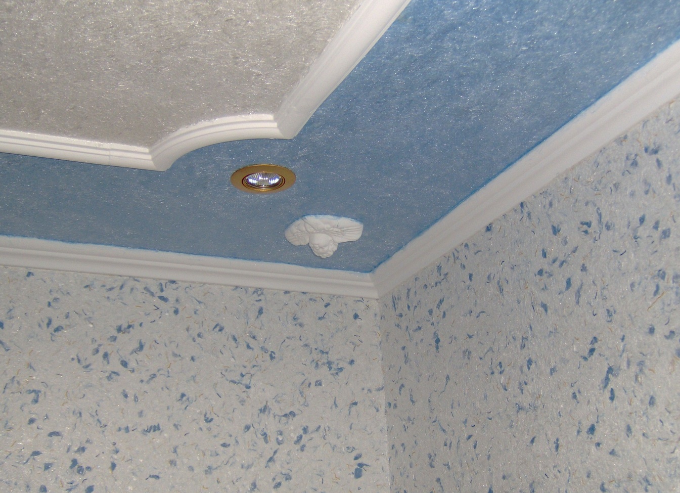Μπλε υγρή ταπετσαρία στην οροφή